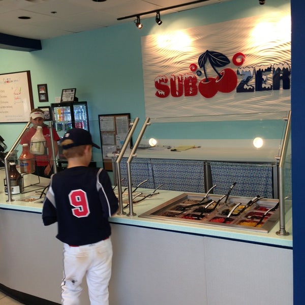 Foto tirada no(a) Sub Zero Yogurt and Ice Cream por Dale L. em 6/4/2013