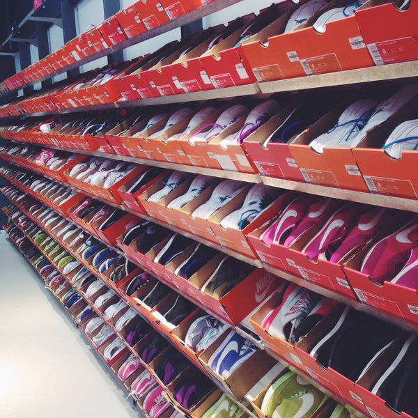 Nike Factory Store - Tienda de artículos deportivos en Stadtmitte