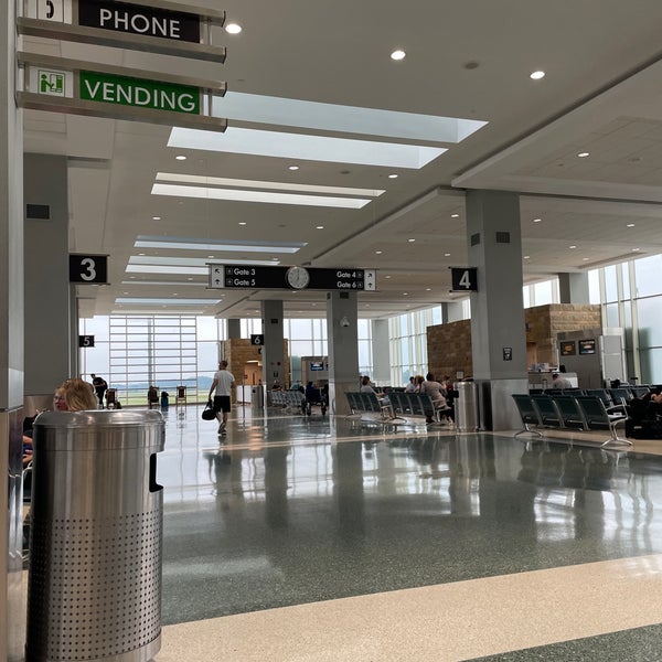 รูปภาพถ่ายที่ McGhee Tyson Airport (TYS) โดย 성용 김. เมื่อ 6/3/2022