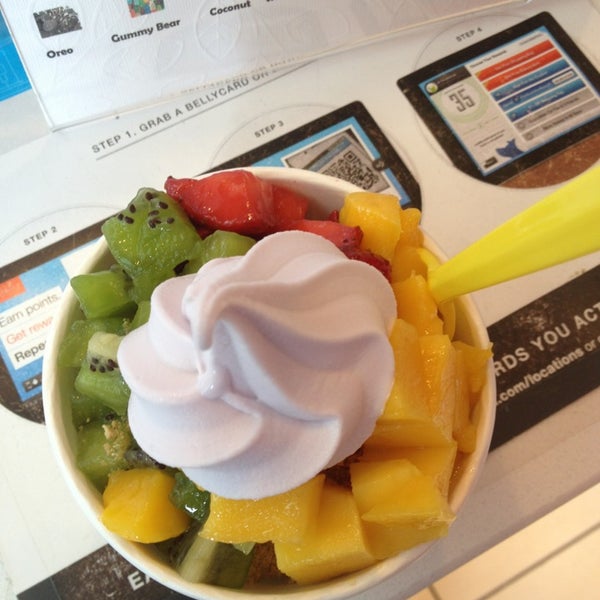 Das Foto wurde bei Yogurberry Frozen Yogurt Café von Heather D. am 10/16/2013 aufgenommen