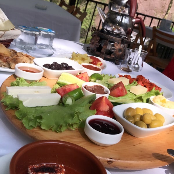 Das Foto wurde bei Gölbaşı Restaurant von Sibel K. am 4/7/2018 aufgenommen