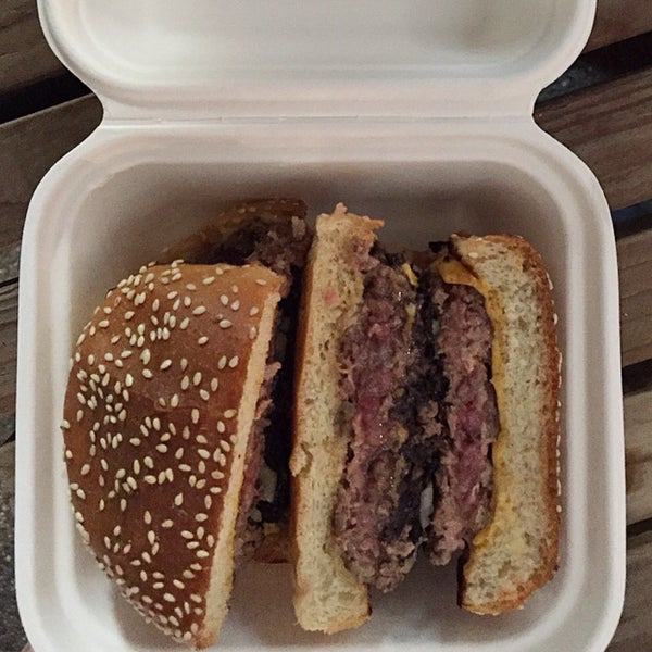 Foto tirada no(a) Bleecker Burger por Josh C. em 10/10/2015