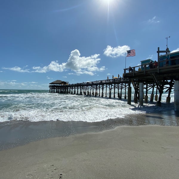 รูปภาพถ่ายที่ Cocoa Beach Pier โดย Vair Renato C. เมื่อ 10/5/2019