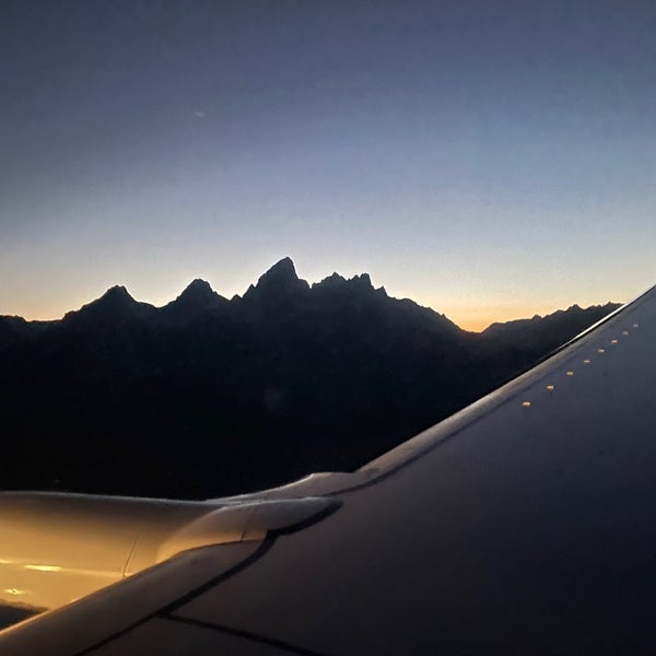 Foto diambil di Jackson Hole Airport (JAC) oleh Adam W. pada 7/24/2022