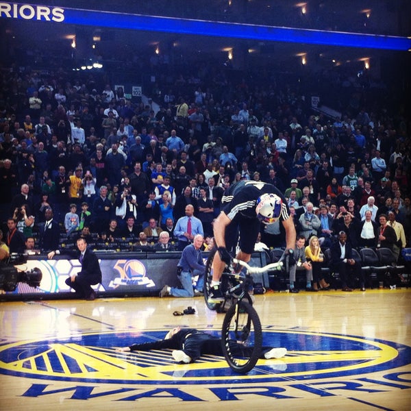 4/12/2013 tarihinde Aaron L.ziyaretçi tarafından Oakland Arena'de çekilen fotoğraf