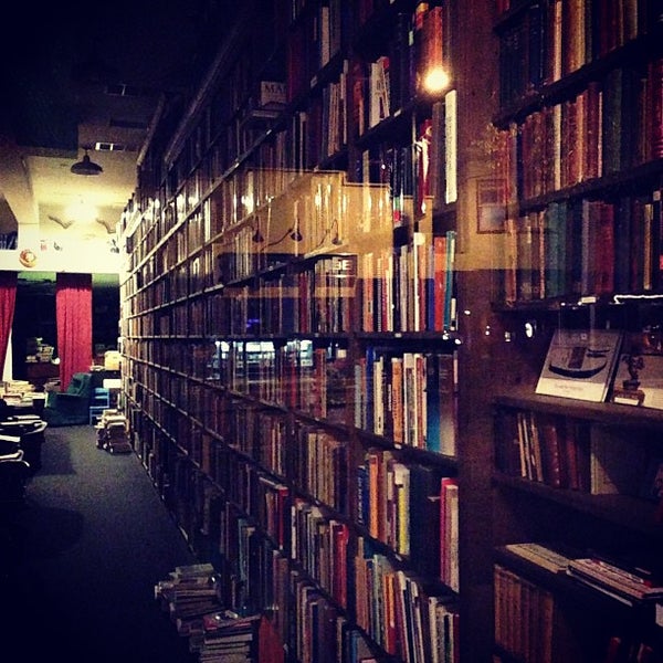 12/14/2012 tarihinde Xande M.ziyaretçi tarafından Owl &amp; Company Bookstore'de çekilen fotoğraf