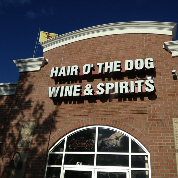 รูปภาพถ่ายที่ Hair O&#39; The Dog Wine and Spirits โดย Jeannine M. เมื่อ 11/28/2014