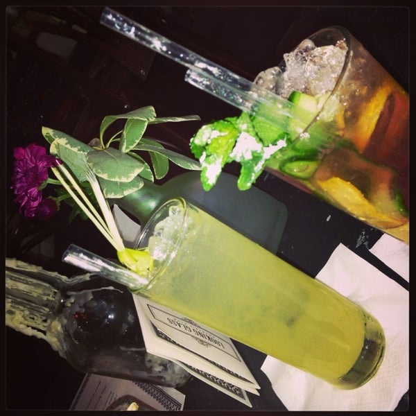 Foto tirada no(a) Looking Glass Cocktail Club por Davina D. em 7/27/2013