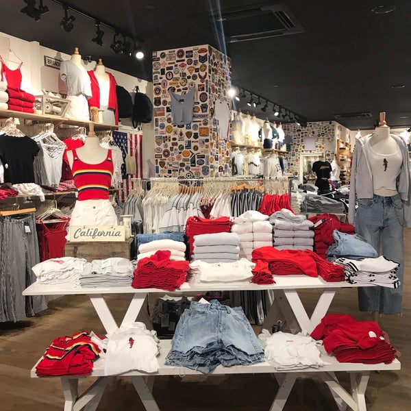 Brandy Melville (Now Closed) Clothing Store in Pathum Wan