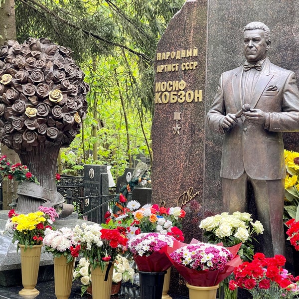 Памятник кобзону в москве