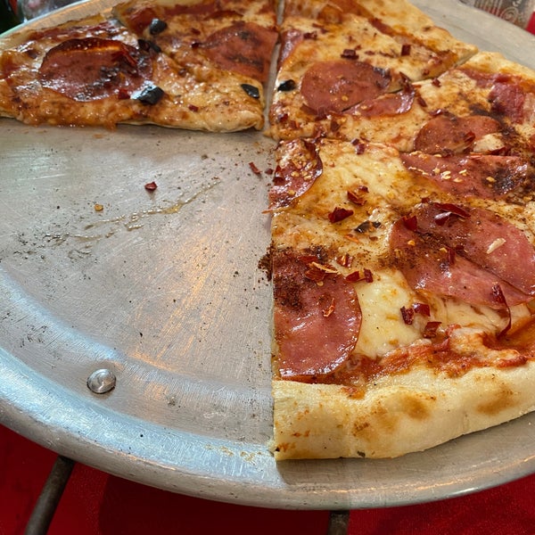 La pizza está deliciosa y los ingredientes son frescos y ricos. El flan napolitano es exquisito! El ambiente es muy agradable y un excelente servicio de todos los del restaurante. Regresamos 3 veces🤤