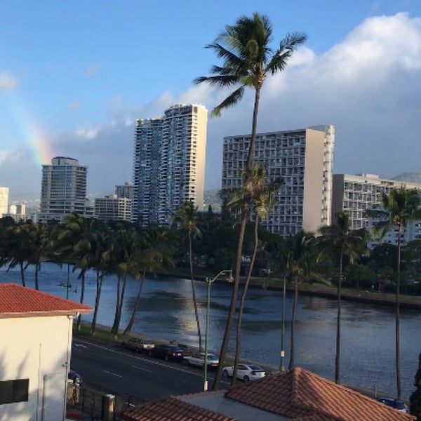 Снимок сделан в Coconut Waikiki Hotel пользователем lady d. 12/19/2018