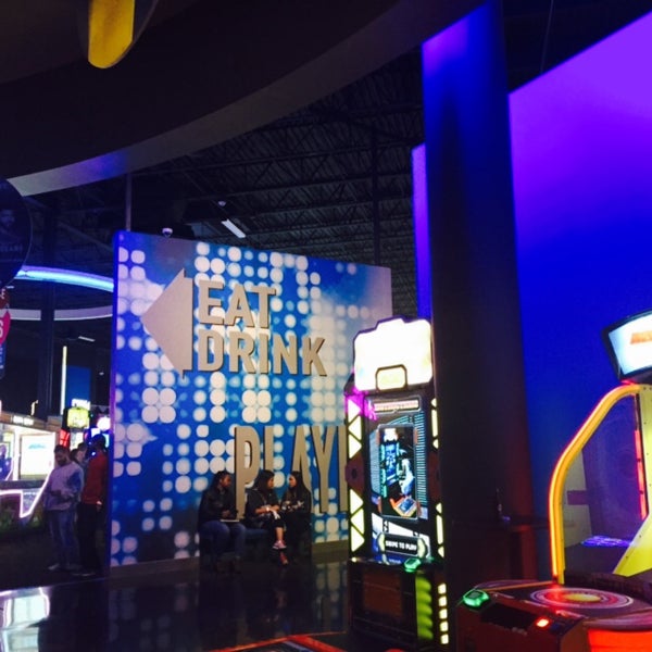 Photo taken at Dave &amp; Buster&#39;s by Haram K. on 10/18/2015