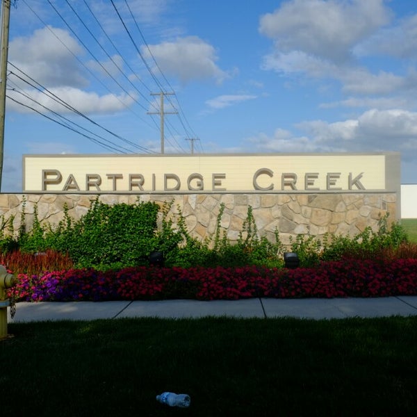 รูปภาพถ่ายที่ The Mall at Partridge Creek โดย Tony M. เมื่อ 8/9/2013