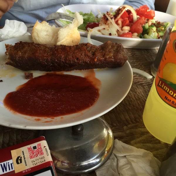 Снимок сделан в kol köfte tarihi Sofram Restaurant ( Fethi Baba&#39;nın Yeri) пользователем Halil C. 9/10/2015