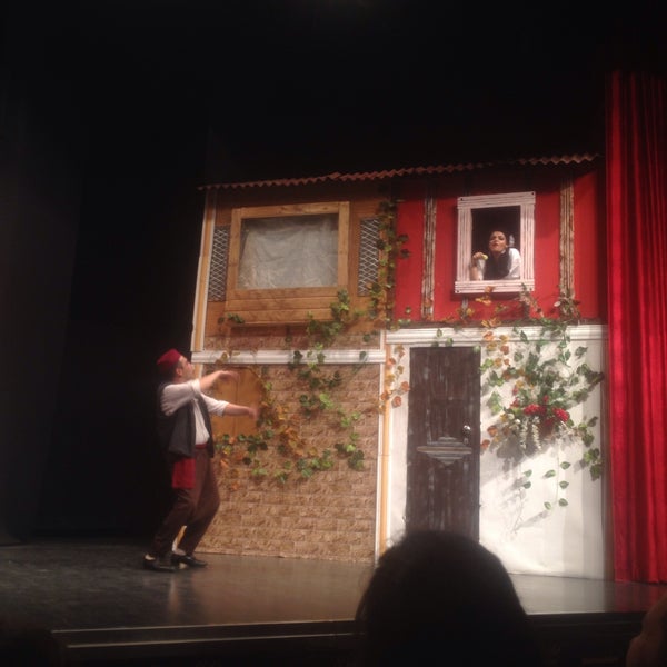 Foto diambil di Sahne Tozu Tiyatrosu Haldun DORMEN Sahnesi oleh Ufuk Ö. pada 5/19/2019