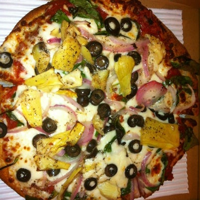Foto scattata a Uncle Maddio&#39;s Pizza Joint da Kela il 8/6/2012