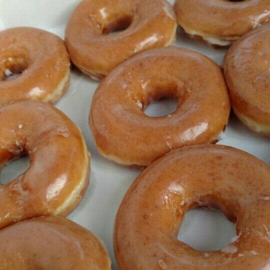 4/15/2016 tarihinde Lee T.ziyaretçi tarafından Krispy Kreme Doughnuts'de çekilen fotoğraf