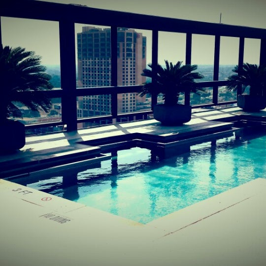 Das Foto wurde bei Omni Hotel Pool von Jenny M. am 9/22/2014 aufgenommen