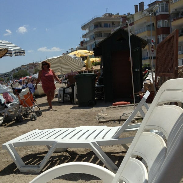 Das Foto wurde bei Uğur Tobacco &amp; Cafe Beach von Zafer Ö. am 7/21/2013 aufgenommen