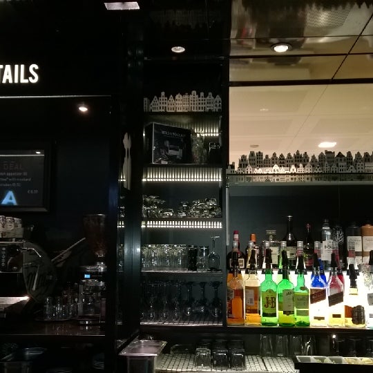 รูปภาพถ่ายที่ Dutch Bar &amp; Cocktails โดย Nikolay S. เมื่อ 3/22/2014