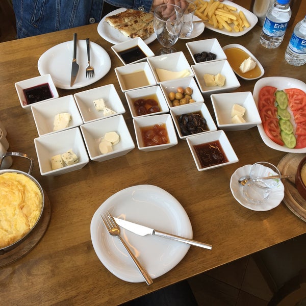 Photo prise au Ovalı Konya Mutfağı par Ramazan Ç. le4/29/2016