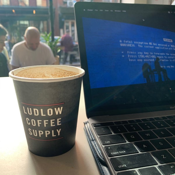 Das Foto wurde bei Ludlow Coffee Supply von Diego 🇨🇴 P. am 9/27/2019 aufgenommen