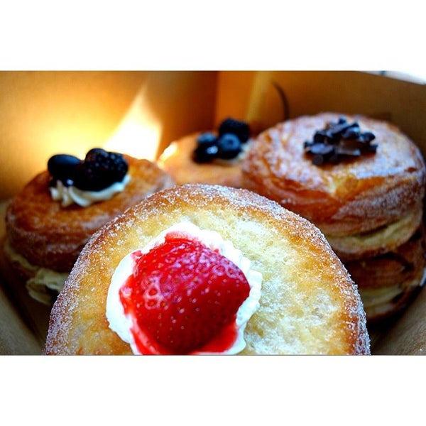Foto tomada en SK Donuts &amp; Croissants  por James P. el 6/22/2014