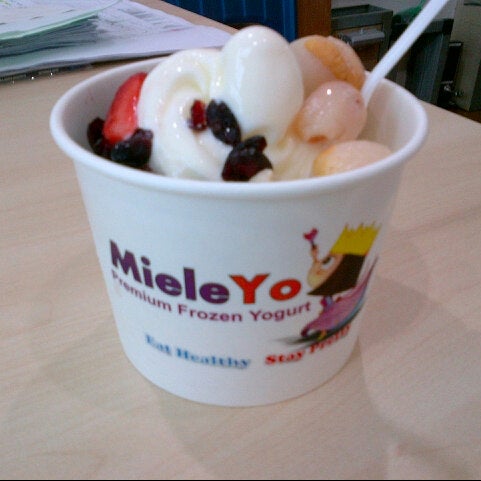 Das Foto wurde bei Mieleyo Premium Frozen Yogurt von Kenny K. am 9/23/2012 aufgenommen