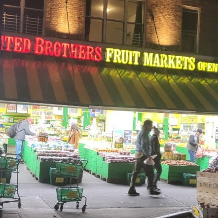 รูปภาพถ่ายที่ United Brothers Fruit Markets โดย Ian James R. เมื่อ 11/12/2023