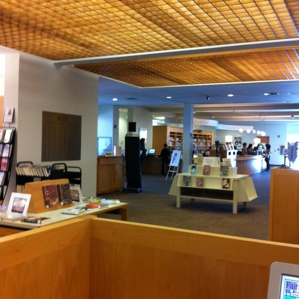 Foto diambil di Fairfield Public Library oleh Joe M. pada 2/22/2014