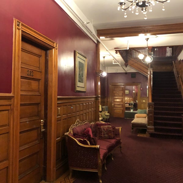 Foto tirada no(a) Queen Anne Hotel por Natalie em 3/9/2019