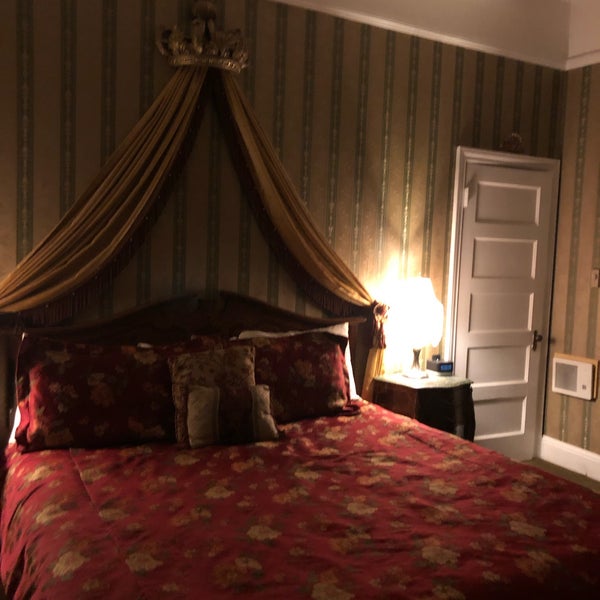 รูปภาพถ่ายที่ Queen Anne Hotel โดย Natalie เมื่อ 3/9/2019