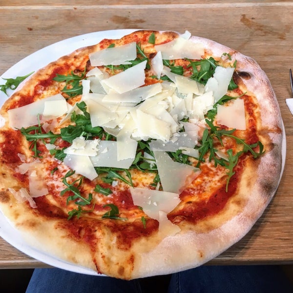 if you can’t avoid going here, try the pizza rucola
