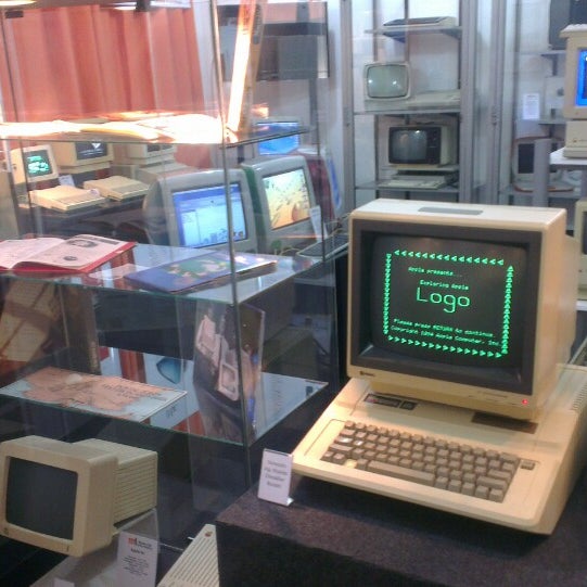 รูปภาพถ่ายที่ Museo de Informática de la República Argentina โดย Diego Q. เมื่อ 9/21/2013