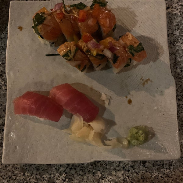 Foto tirada no(a) Sushi Den por Doyal M. em 10/20/2019