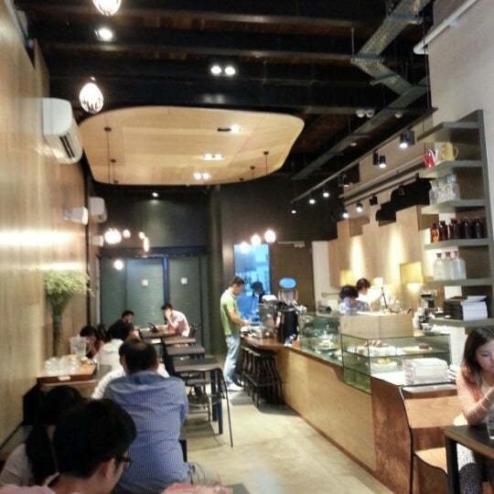 Foto tomada en Department Of Caffeine (D.O.C)  por Ling el 5/26/2013