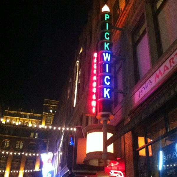 Foto tirada no(a) Pickwick &amp; Frolic Restaurant and Club por Danielle R. em 6/22/2013