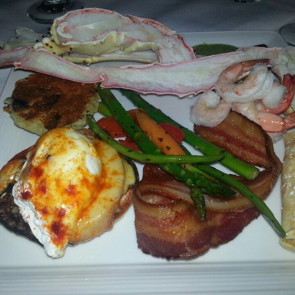Снимок сделан в Manhattan Steak &amp; Seafood пользователем Anette 6/30/2013