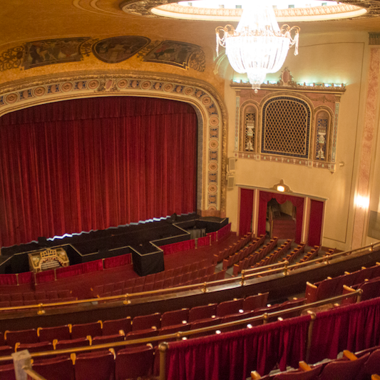 4/26/2014 tarihinde Riviera Theatre &amp; Performing Arts Centerziyaretçi tarafından Riviera Theatre &amp; Performing Arts Center'de çekilen fotoğraf