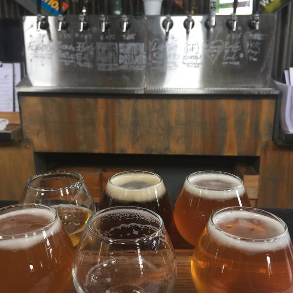 3/4/2018 tarihinde Holden R.ziyaretçi tarafından Somerville Brewing (aka Slumbrew) Brewery + Taproom'de çekilen fotoğraf