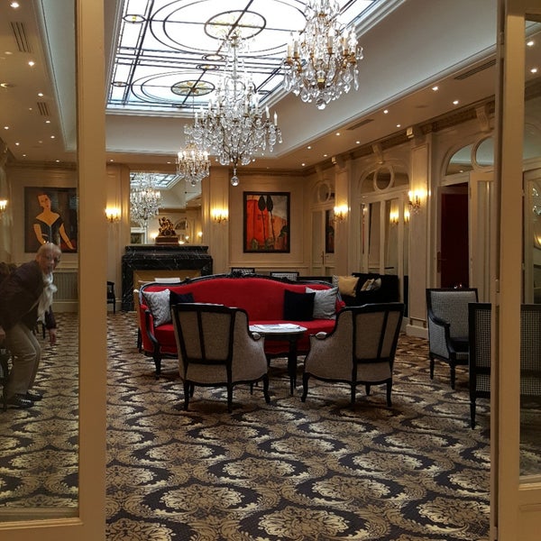 Photo taken at Hôtel Saint Petersbourg by iam -. on 4/15/2018