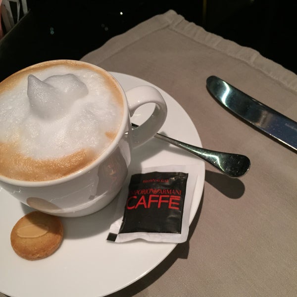 Das Foto wurde bei Emporio Armani Café- The Pearl Qatar von Abdulrahman A. am 12/30/2015 aufgenommen