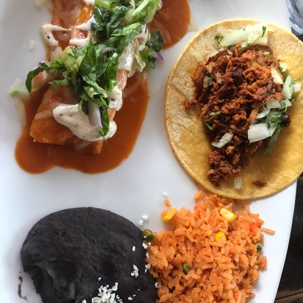 Снимок сделан в Zocalo Mexican Kitchen &amp; Cantina пользователем Russo V. 2/5/2019