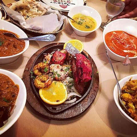 10/4/2017 tarihinde Jaipur Royal Indian Cuisineziyaretçi tarafından Jaipur Royal Indian Cuisine'de çekilen fotoğraf