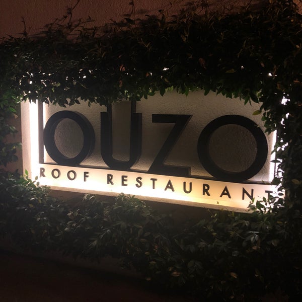 Foto tomada en Ouzo Roof Restaurant  por Kerim el 6/28/2022