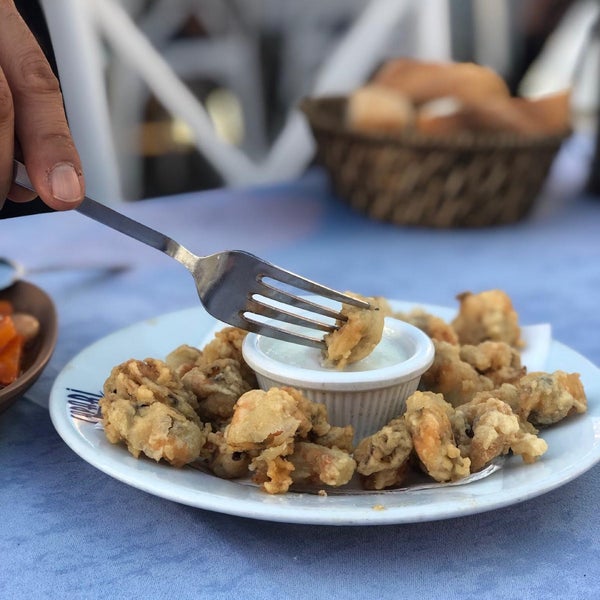รูปภาพถ่ายที่ Çapari Restaurant โดย Kerim เมื่อ 9/14/2019