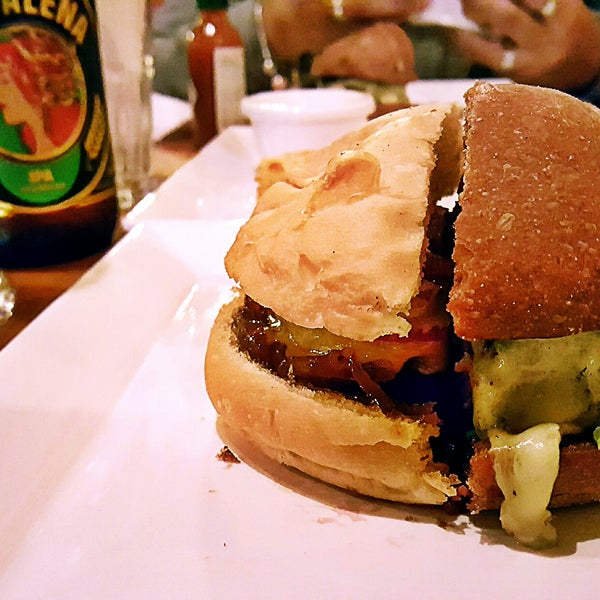 finalmente uma hamburgueria boa em SBC!! cardápio variado, bom hambúrguer e cerveja boa! aqui, meio CF Burger e meio MalBlack (leva vinho malbec)