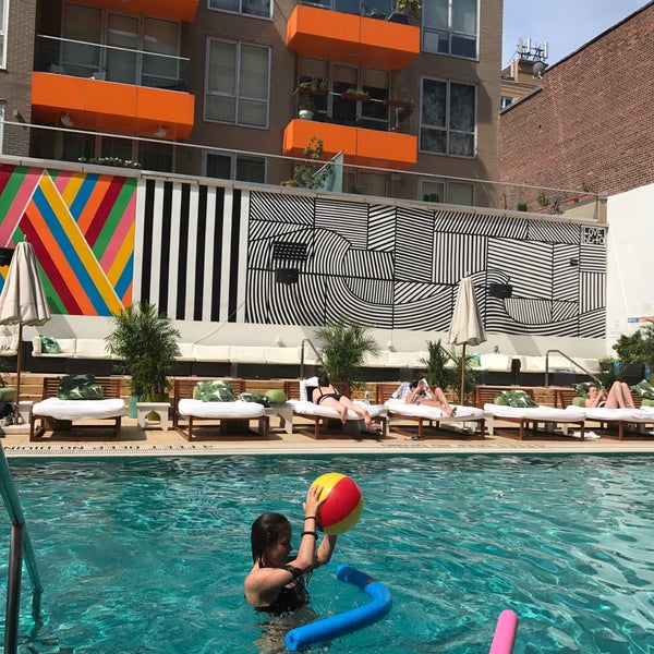 รูปภาพถ่ายที่ McCarren Hotel &amp; Pool โดย El Dopa เมื่อ 7/5/2017