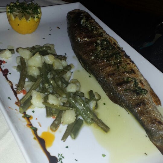 Das Foto wurde bei Dubrovnik Restaurant von Rochelle AC B. am 1/10/2014 aufgenommen